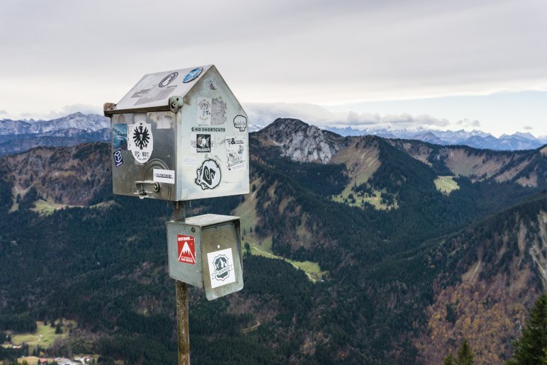 Fernblick und der Kasten für das Gipfelbuch