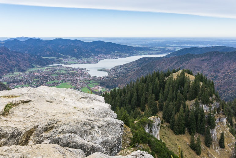 Knapp 950 Meter unterhalb des Bodenschneid-Gipfels liegt der Tegernsee