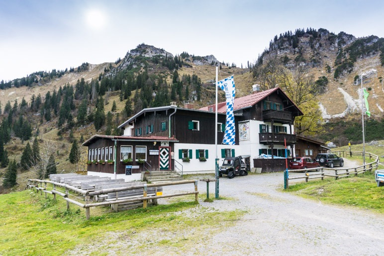 Das Bodenschneidhaus mit dem Gipfel der Bodenschneid im Hintergrund