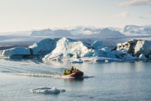 Eines der Zodiac-Boote auf dem Jökulsárlón