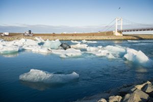 Der Fluss Jökulsá á Breiðamerkursandi und die Brücke der Ringstraße