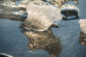 Ein kleines Eisstück, das einmal Teil des riesiegen Gletschers war