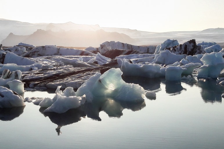 Die Abendsonne lässt die Eisberge auf dem Jökulsárlón leuchten