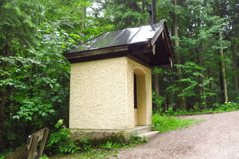 Die kleine Kapelle. Zu klein, um sie betreten zu können