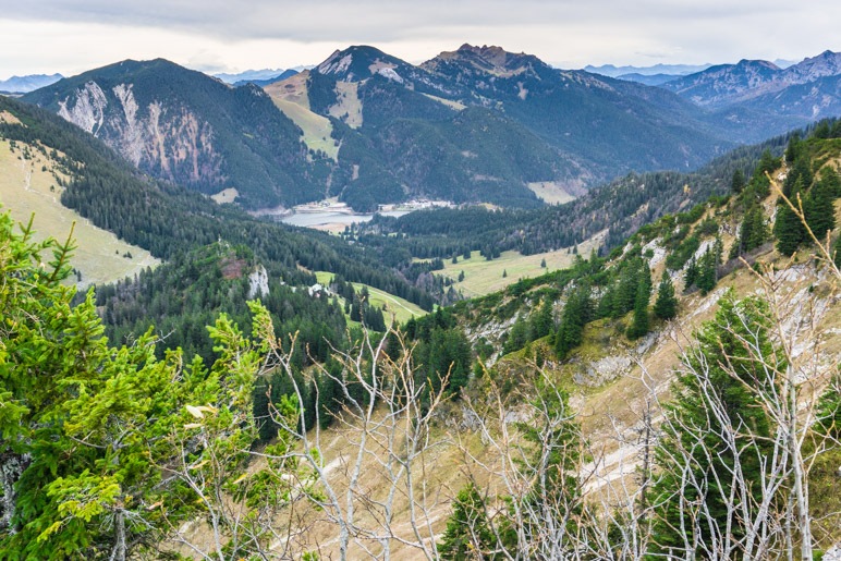 Der Blick über den Spitzingsee zum Hochmiesing und zur Rotwand