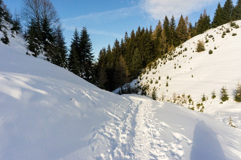 Abstieg von der Karspitze. Zwischen den Gipfelbuckeln hindurch …