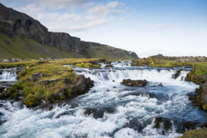 Der Fossálar in seiner ganzen Pracht mit der Felswand im Hintergrund