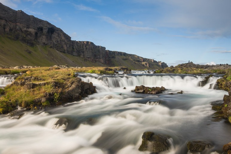 Auf dem Weg von Kirkjubæjarklaustur zum Skaftafell-Nationalpark fanden wir den Fossálar-Wasserfall