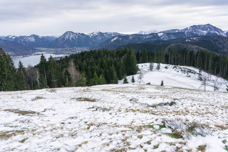 Der Ausblick von der leicht überzuckerten Holzeralm über die Tegernseer Berge