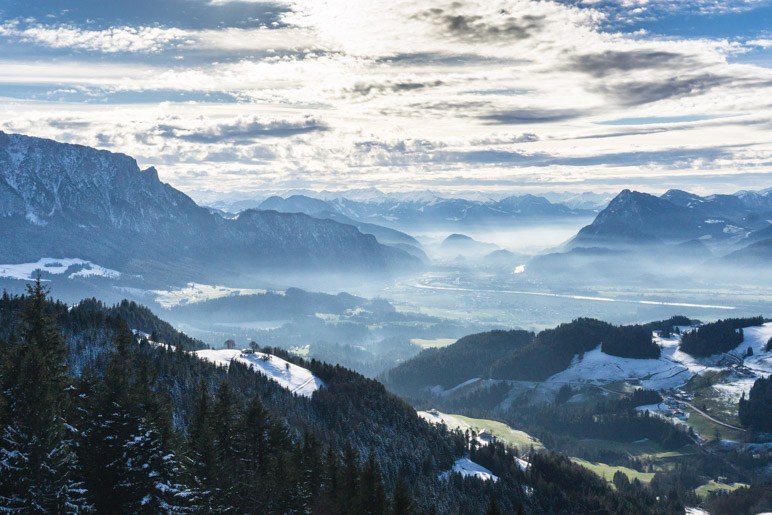 Vom sonnigen Gipfel auf das im Dunst liegende Kufstein blicken: Passt!