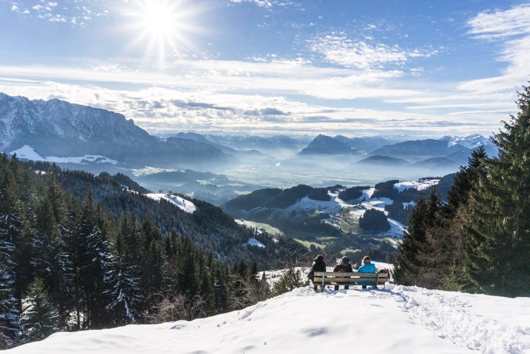 Der Blick auf das Inntal und weit in die Alpen hinein vom Gipfel der Karspitze