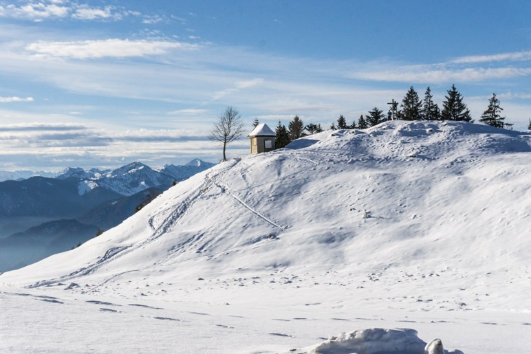 Kapelle und Gipfelkreuz der Karspitze