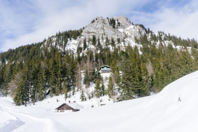 Blick zurück zum Brünnsteinhaus. Unten ist die Bergwachthütte zu sehen