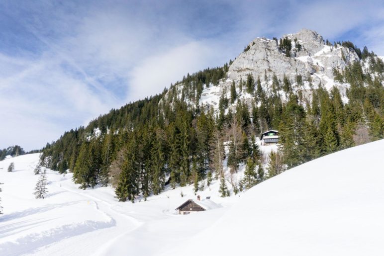 Das Brünnsteinhaus kurz unterhalb des Brünnsteingipfels