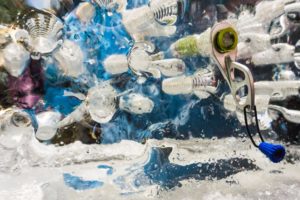 Immer ein gutes ISPO-Fotomotiv: Eisschrauben in Eis schrauben