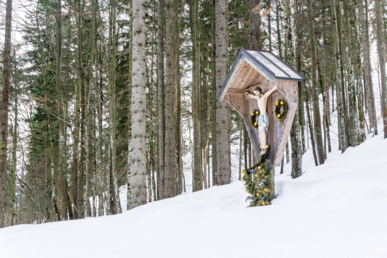 Das Wegkreuz im Wald auf dem Weg zum Brünnsteinhaus