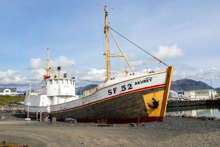 Ein alter Fischkutter im Hafen von Höfn