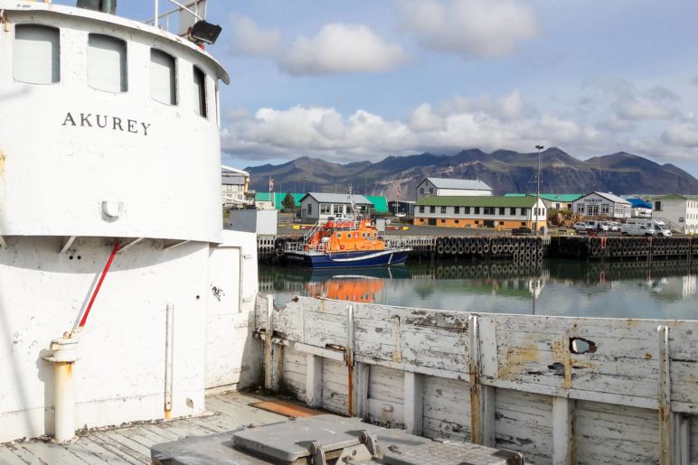 Im Hafen von Höfn auf dem alten Schiff Akurey