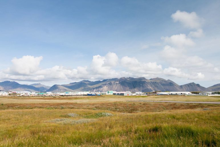 Blick auf Höfn und die dahinterliegenden Berge