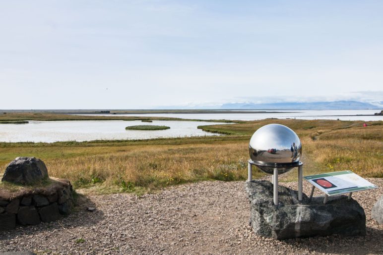 An der silbern glänzenden Sonne beginnt der knapp drei Kilometer lange Weg durch das Sonnensystem