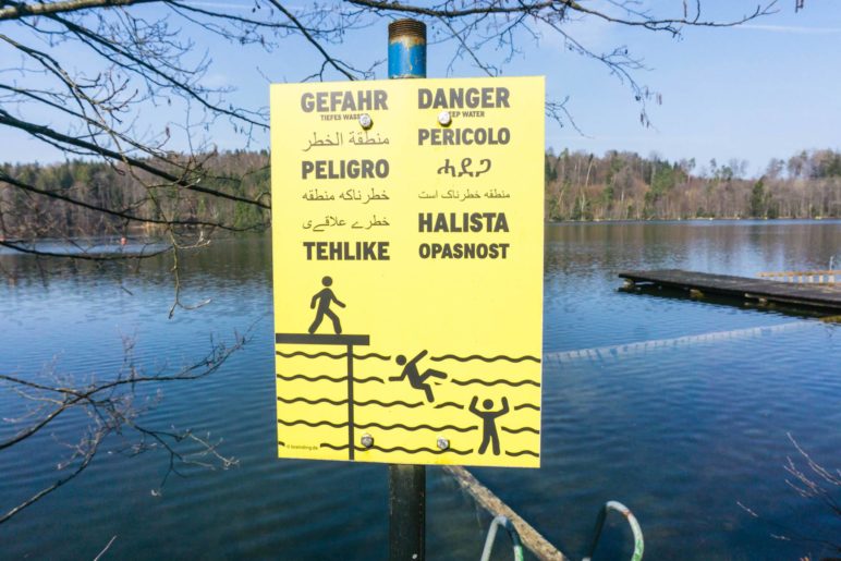 Das vielsprachige Warnschild am Tüttensee