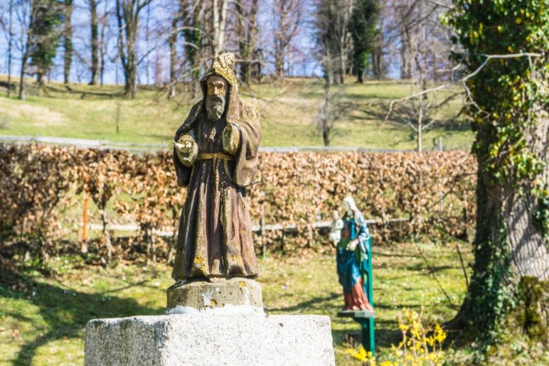 Heiligenfiguren im Park