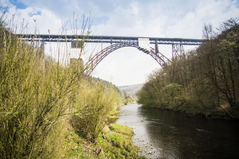 Die Müngstener Brücke, Deutschlands höchste Eisenbahnbrücke, verbindet Solingen und Remscheid