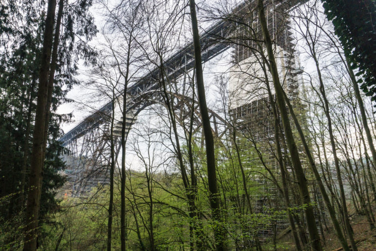 Die Müngstener Brücke durch den Wald gesehen