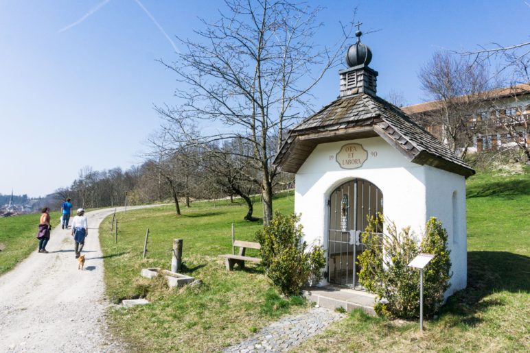 DIe Kapelle von Hasling. Jetzt sind wi schon fast wieder in Bergen angekommen