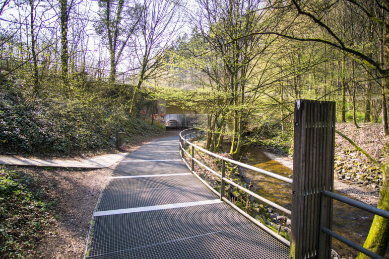 Der Weg vom Parkplatz zum Brückenpark