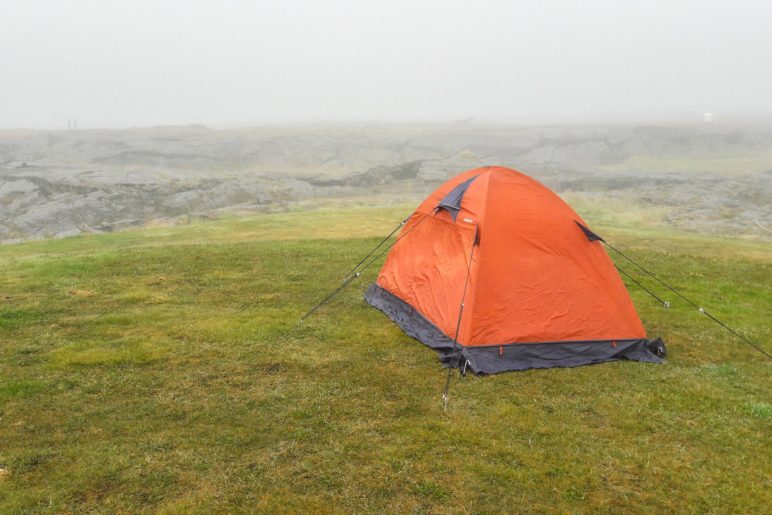 Ein einsames Zelt im Nebelwetter am Mývatn