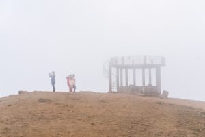 Im Nebel bietet die kleine Aussichtsplattform auch keinen weiteren Blick