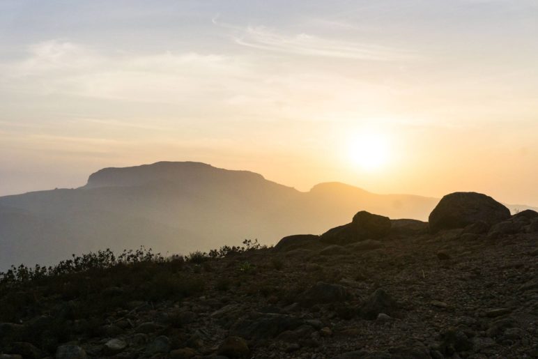 Sonnenaufgang in den Pushpagiri Hills in Südindien