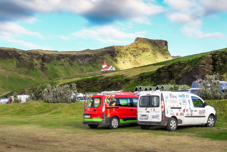 Der Campingplatz Vík í Mýrdal und die berühmte Kirche