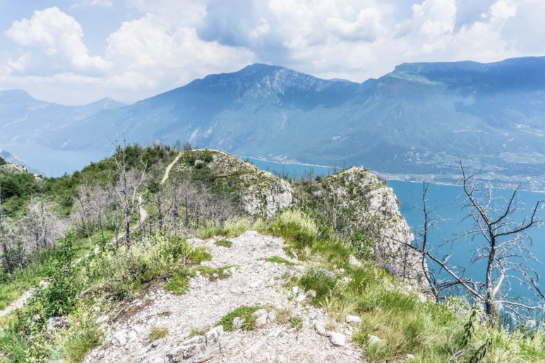 Der Blick über den Gardasee zum Monte Altissimo di Nago