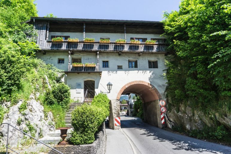 Das Burgtor in Oberaudorf, früher wurden hier Zölle erhoben, jetzt befindet sich hier das Ortsmuseum