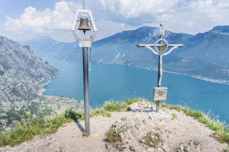 Der Gipfel des Monte Bestone auf 917 Metern Höhe