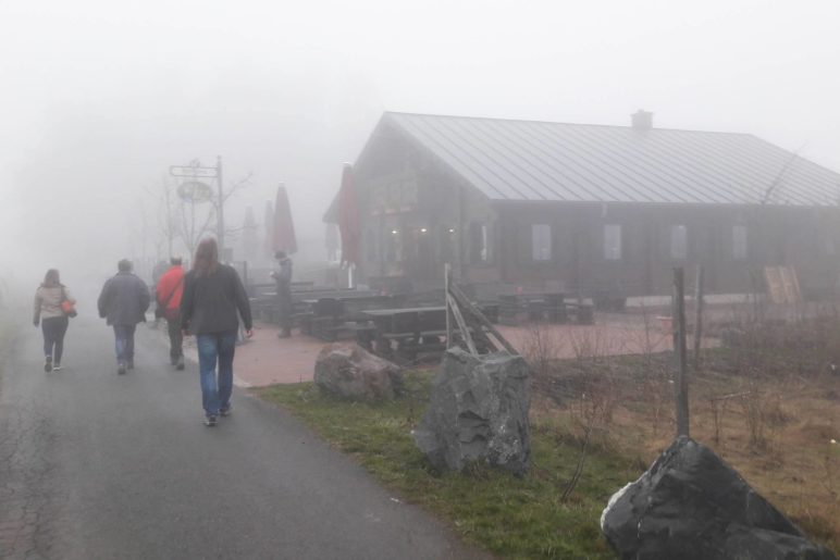 Die nebelverhangene Graf-Stolberg-Hütte. Aussicht hatten wir hier nicht