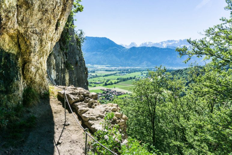 Vom Rand der Höhle aus sieht man das Kaisergebirge besonders gut