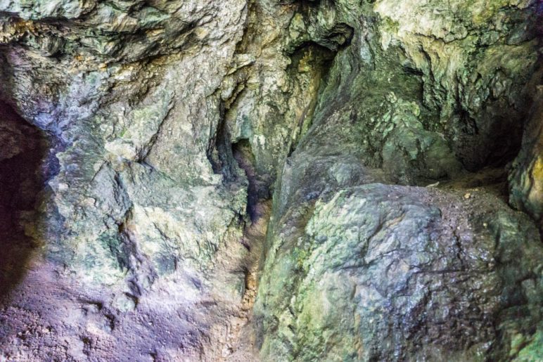 Der Blick ins Grafenloch. Außer Felsen gibt es nichts zu sehen