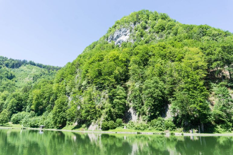 Blick vom Südufer über den Luegsteinsee zur Luegsteinwand. Irgendwo oben ist das Grafenloch