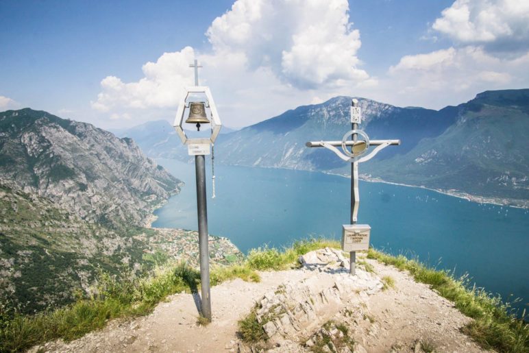 Auf dem Gipfel des Monte Bestone steht neben dem Gipfelkreuz auch eine Glocke