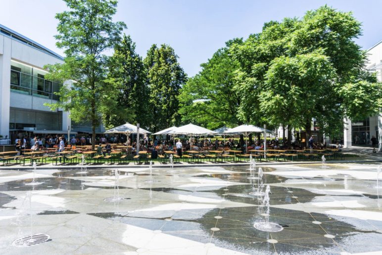 Auch ein Vorteil einer Messe im Sommer: Ein Biergarten unter Bäumen