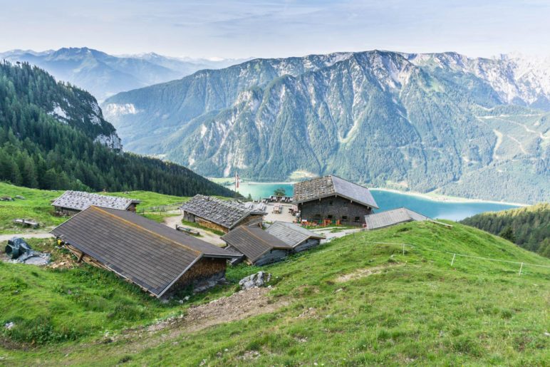 Die Dalfazalm im Rofan liegt gut 750 Meter oberhalb des Achensees