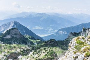 Der Blick in Richtung Achensee zum Ebner Joch. Erfurter Hütte und zum Gschöllkopf