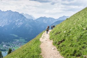 Hoch oberhalb des Achensees führt der Weg zur Dalfazalm