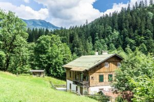 Die Erzherzog-Johann-Klause, im Hintergrund sehen wir aufs Sonnwendjoch