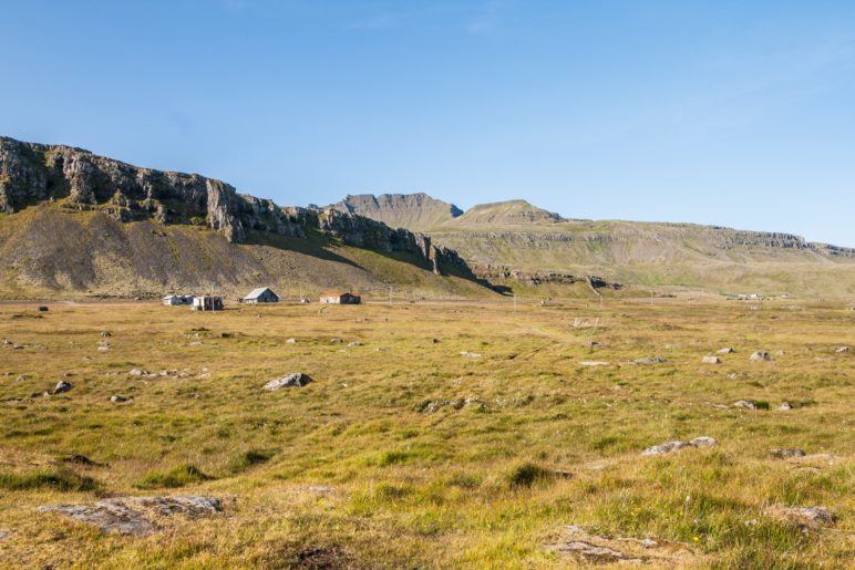 Die, offenbar verlassene, Farm neben dem Leuchtturm