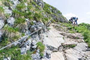 Die Seilversicherung im Abstieg von der Hochiss, hinauf zum Gamshals