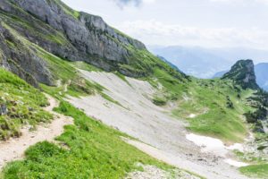 Links führt der Weg durch die lange Gasse in Richtung Gschöllkopf und Erfurter Hütte